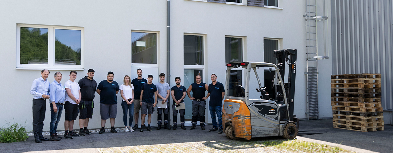 WIFI FIT Produktmanager Martin Nowak und WIFI Trainer Franz Gutscher (links) mit den teilnehmenden Mitarbeitern von Schmid Schrauben Hainfeld und Christine Hofstetter, Leitung Personalentwicklung (Mitte). Foto: Schmid Schrauben /images/HeroSlider/FIT Transgourmet.jpg